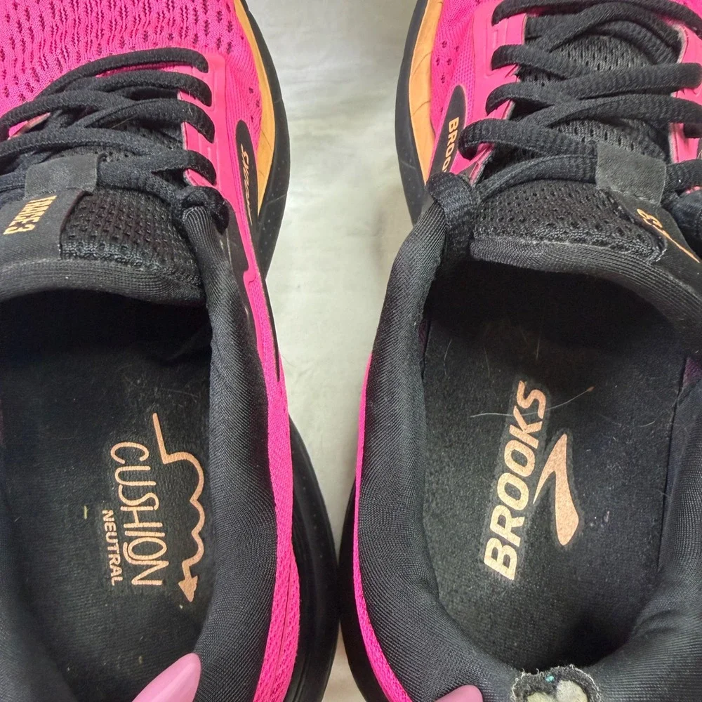 Brooks Trace 3 Running Shoes Size 8.5 Pink Glo Black Animal Print 1204011B694